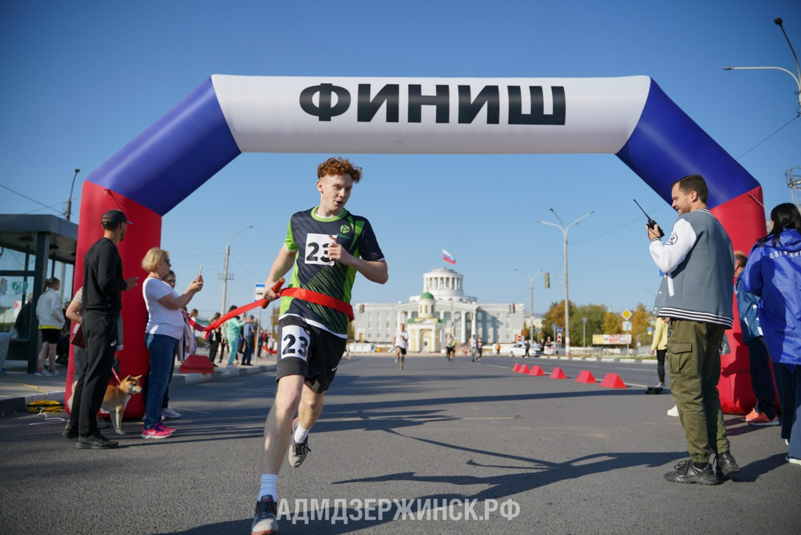 В Дзержинске более 600 школьников и студентов пробежали в городском  эстафетном пробеге «Золотая осень» - Администрация города Дзержинска